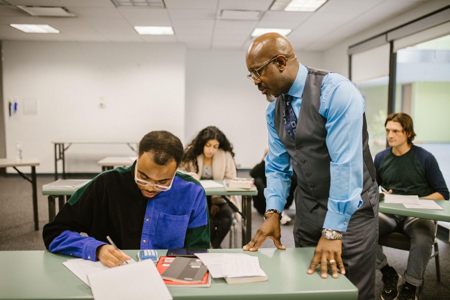 Teacher reviewing AI tutoring platform data with a student in a UK school